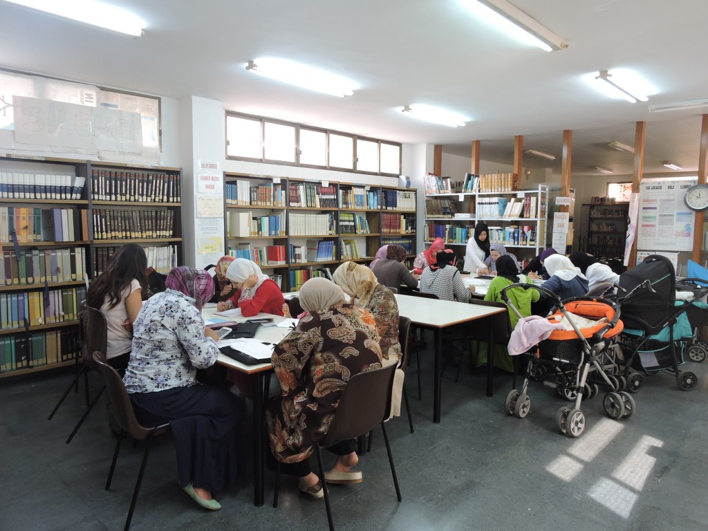Grupo de mujeres en una sala de una biblioteca