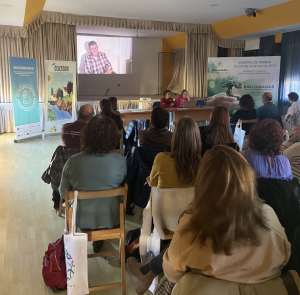 Un grupo de personas viendo un vídeo en pantalla grande