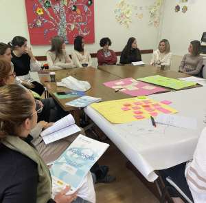 Un grupo de personas trabajando alrededor de una mesa con papeles