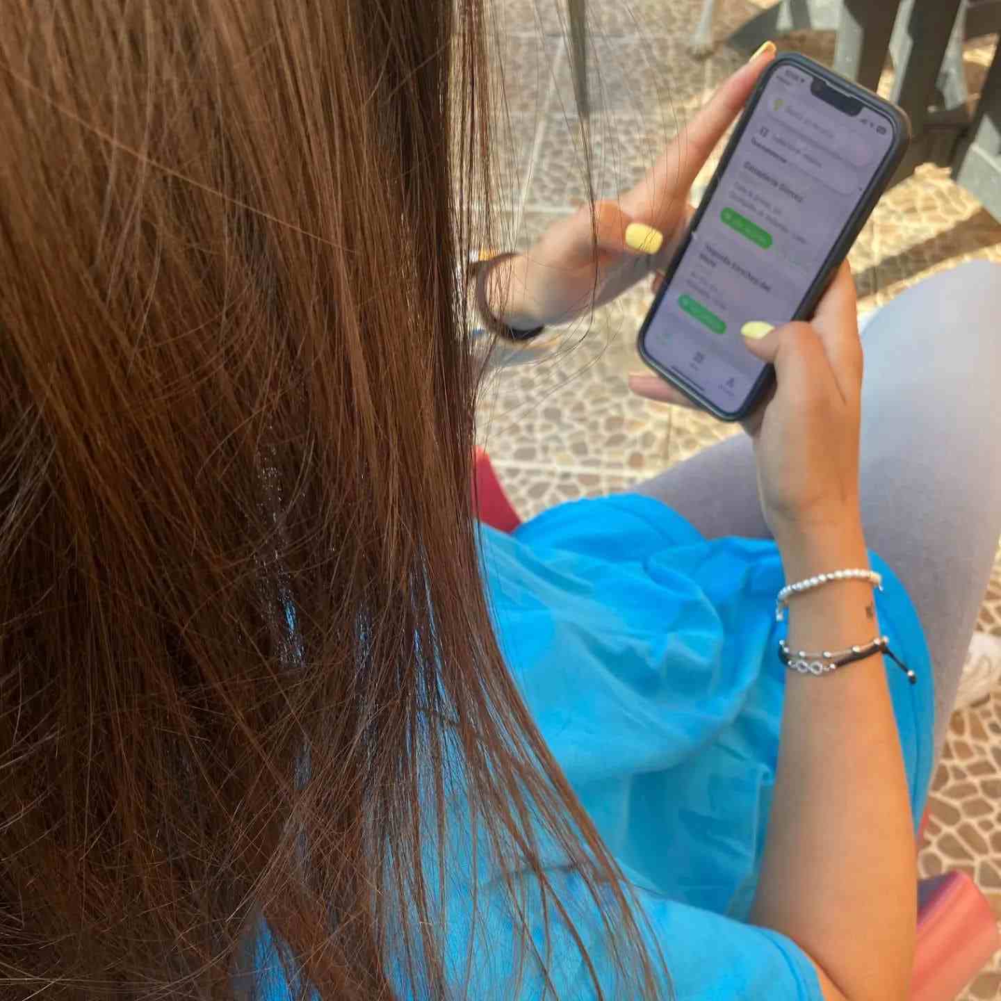 Mujer con móvil con aplicación web abierta 