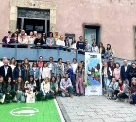 Grupo de personal de Coceder a la puerta del centro donde se celebro la asamblea