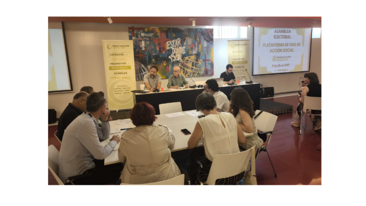 Grupo de personas sentadas reunidas