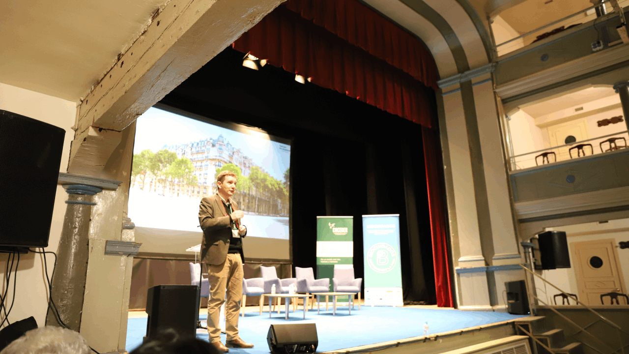 Cormac Russell en un escenario en un evento de COCEDER