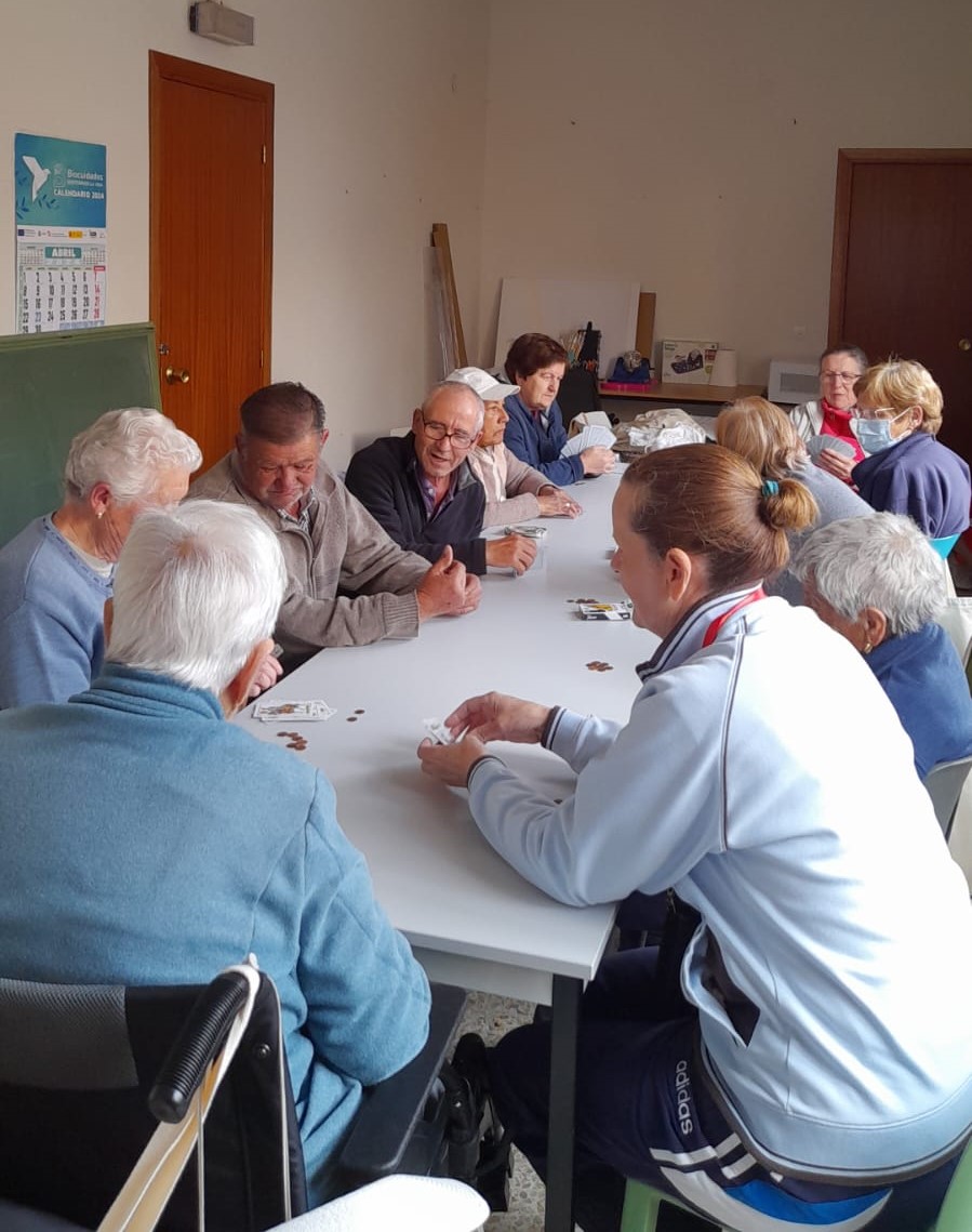 Un grupo de personas alrededor de una mesa