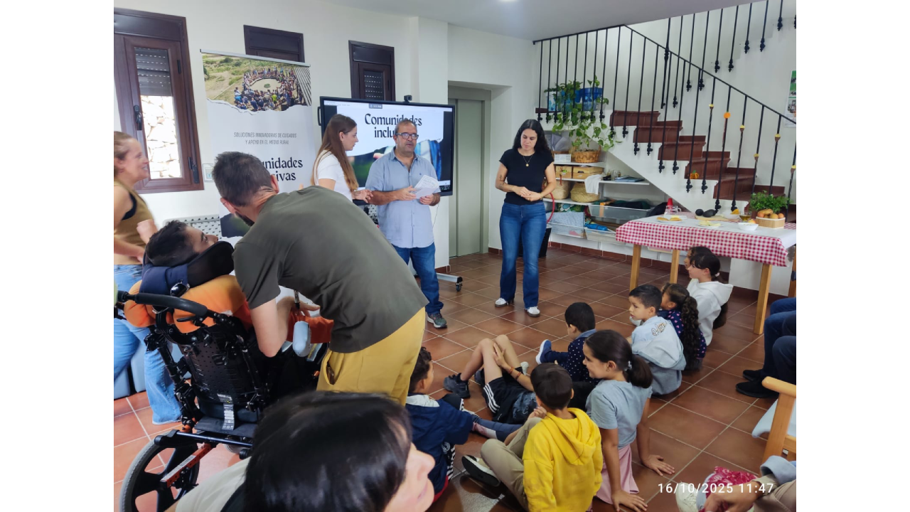 varias personas reunidas en grupo escuchando a un hombre y una mujer de pie