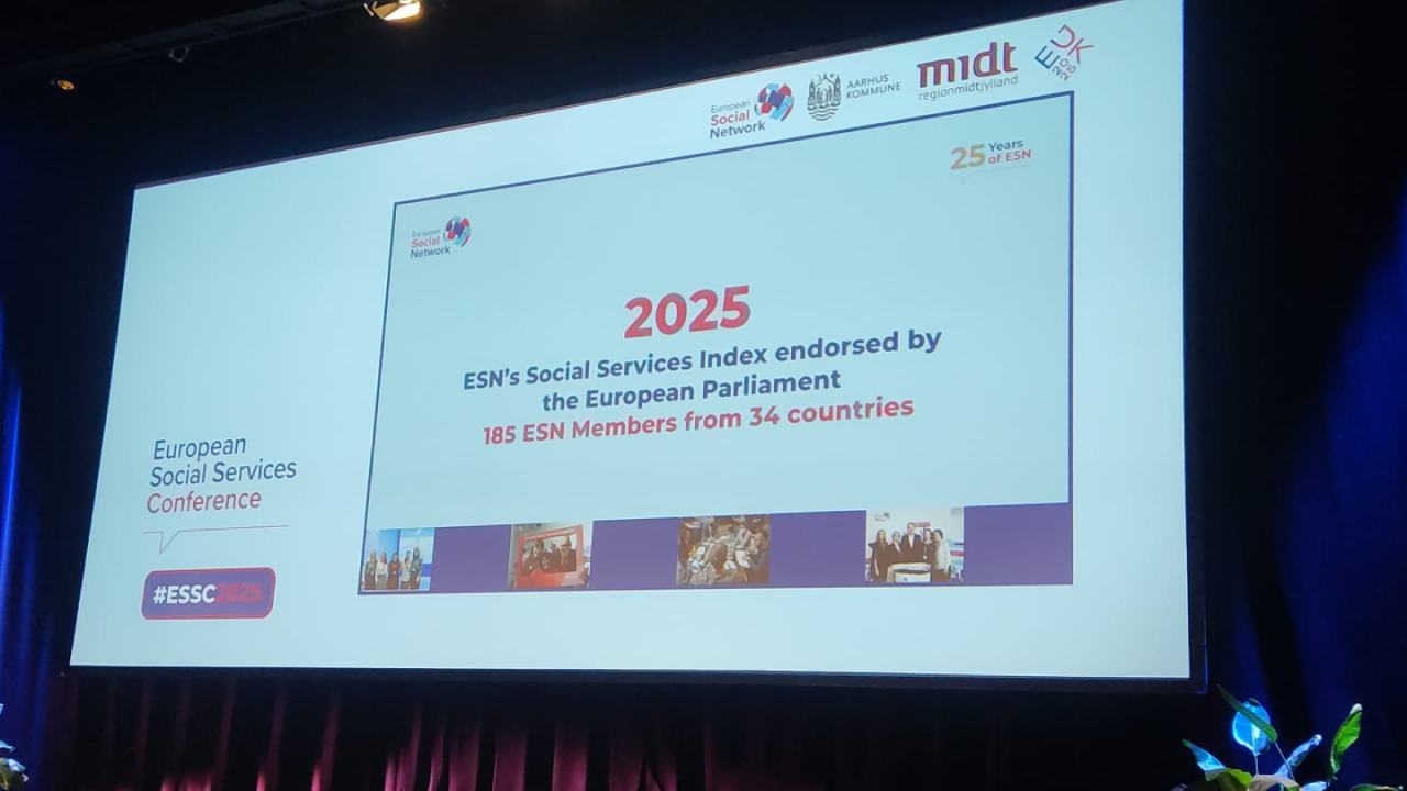 Una pantalla proyectada en grande en la que se lee European Social Services Conference 2025