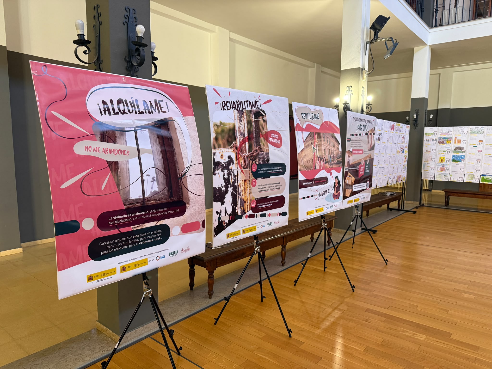 La exposición “Un pueblo para vivir” muestra dos perspectivas de la vida en el medio rural: la mirada de la infancia y las dificultades para acceder a la vivienda