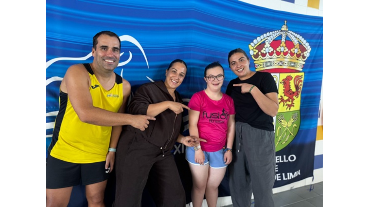 Dos mujeres y un hombre acompañan señalando a una mujer con discapacidad