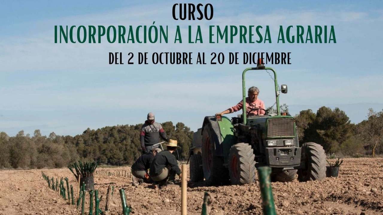 tractor trabajando la tierra curso incorporación a la empresa agraria del 2 de octubre al 20 de diciembre
