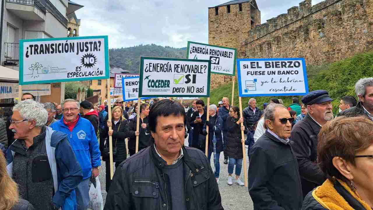Personas marchan con pancartas en manifestación por El Bierzo
