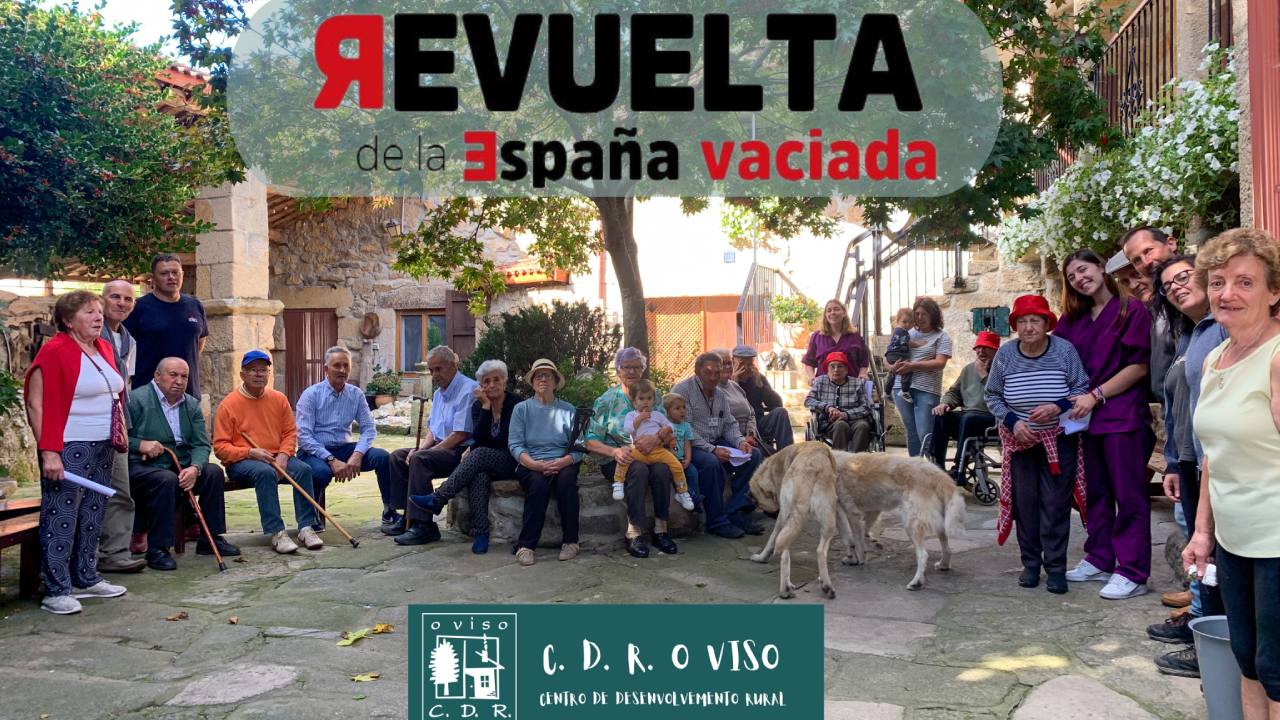 un grupo de gente en una plaza en la Revuelta de la España Vaciada