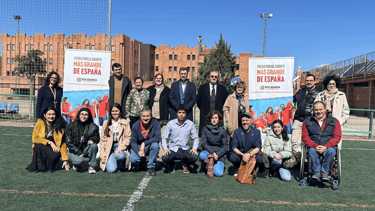 el equipo de la X Solidaria en Castilla y León posa en grupo en un campo de fútbol