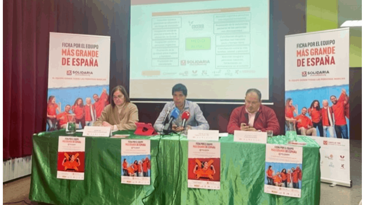 tres personas en una mesa en la rueda de prensa de la X Solidaria