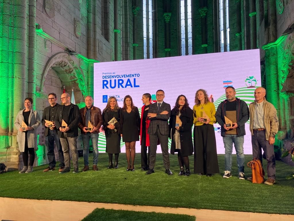 grupo de personas con el premio en el escenario