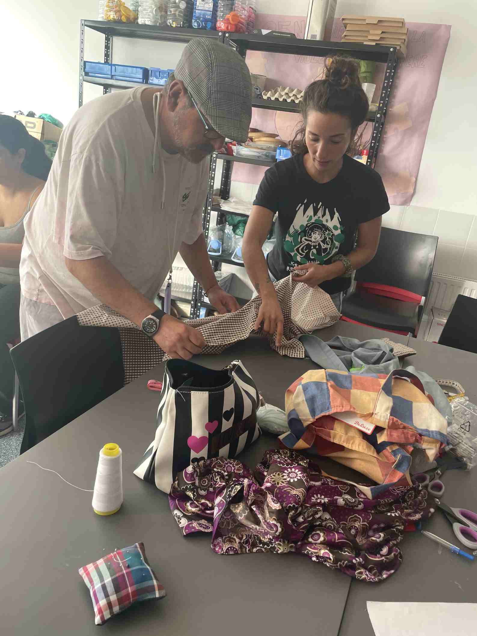 Un hombre en un taller de costura con la monitora