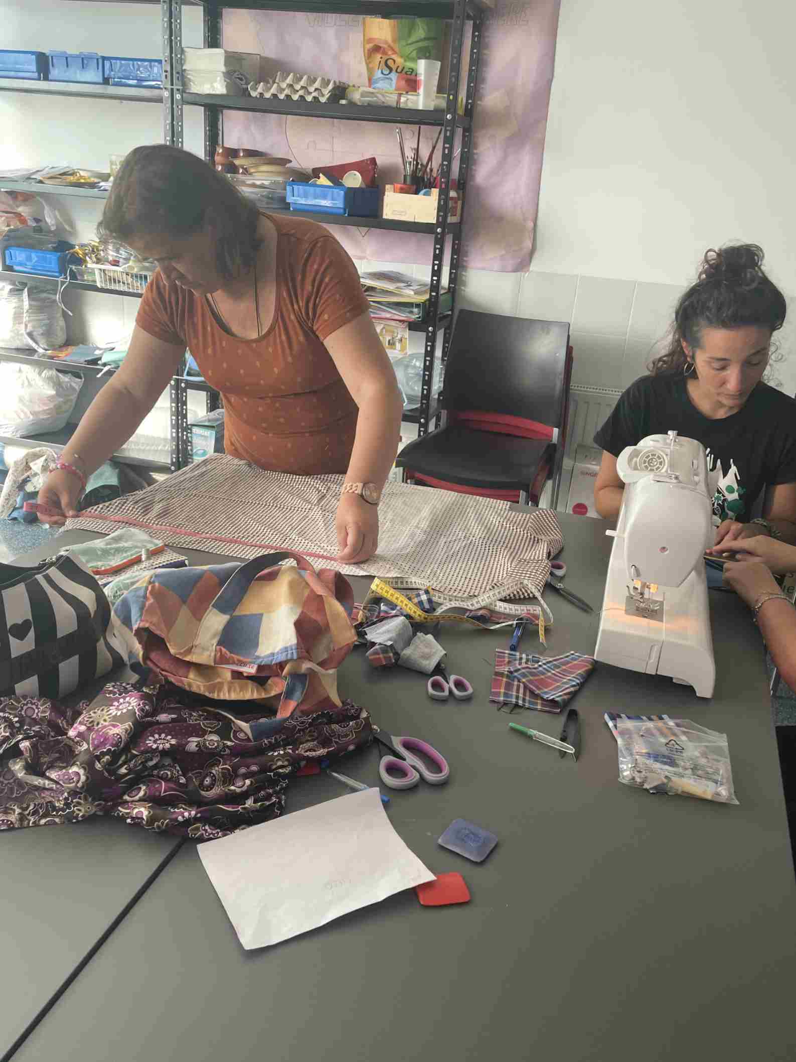 Una mujer en el taller de costura con la monitora