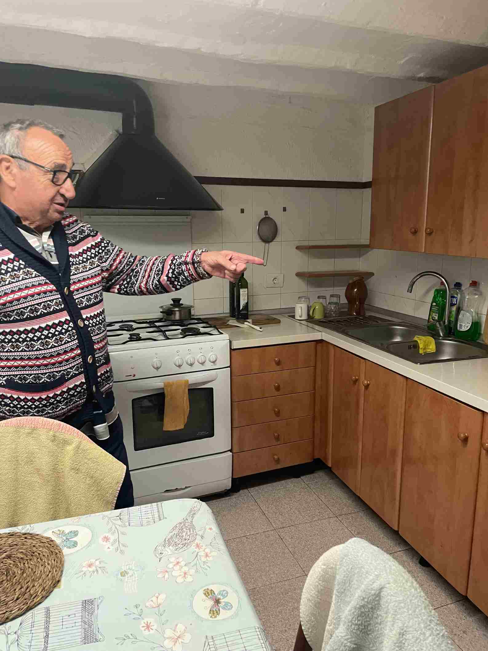 Un hombre señala con el dedo su cocina