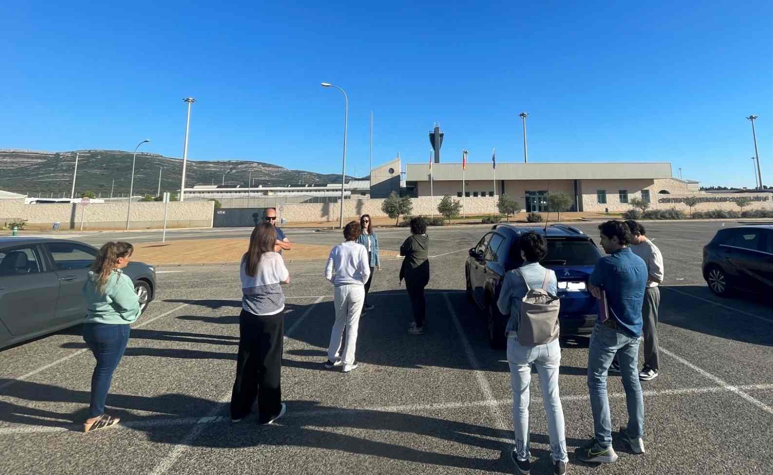 grupo de personas a las afueras del centro penitenciario