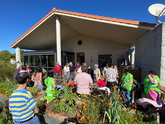 Grupo de personas en el jardin de una casa