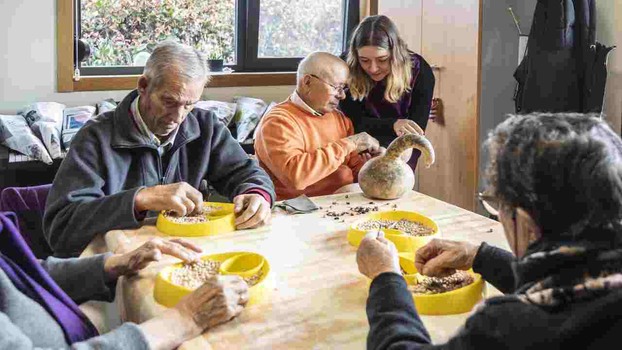 un grupo de personas alrededor de una mesa con frutos y cebollas