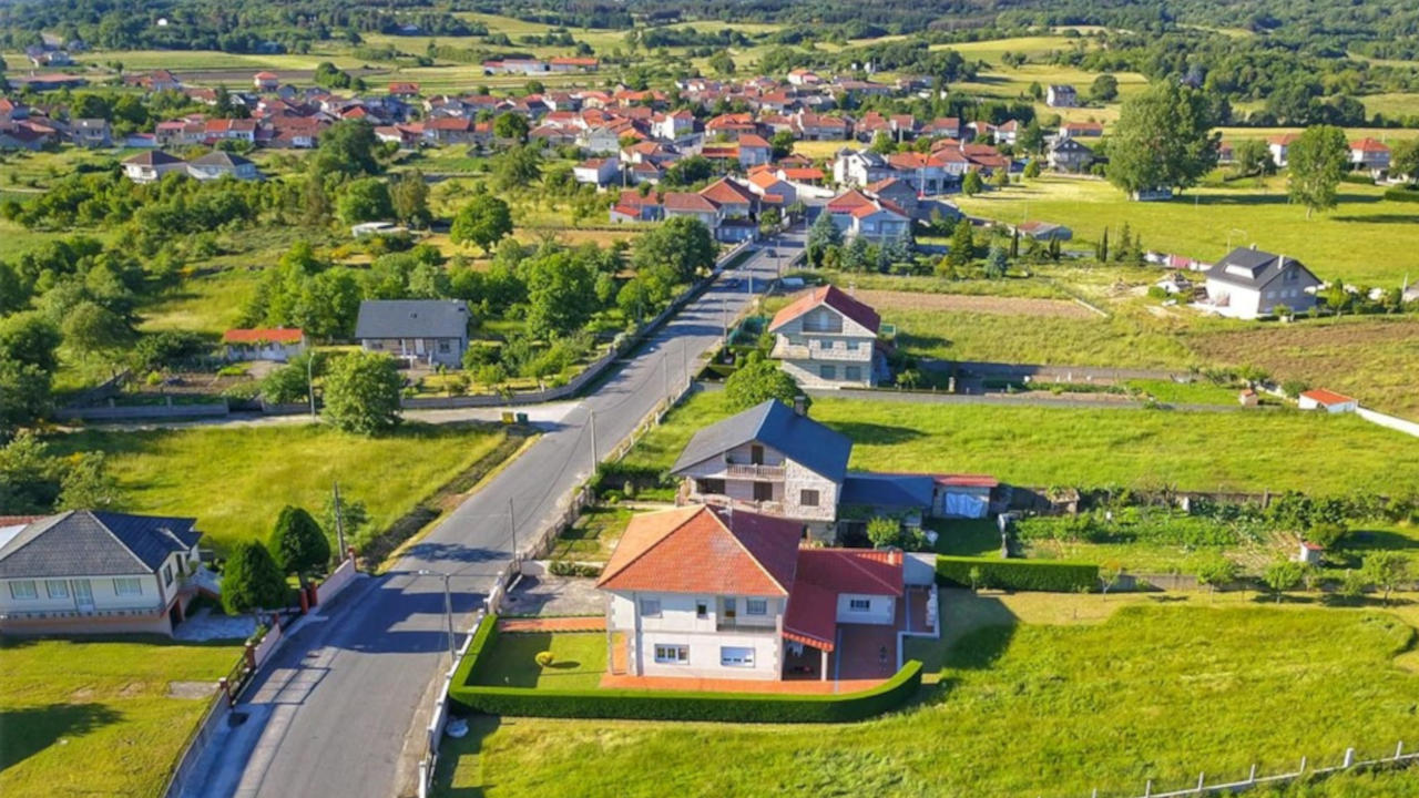 Foto de una población con sus casas y zonas verdes