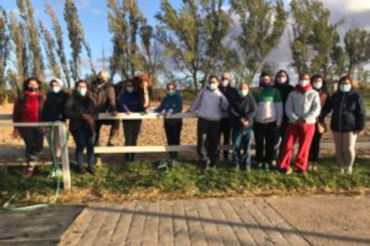 grupo de personas en el campo