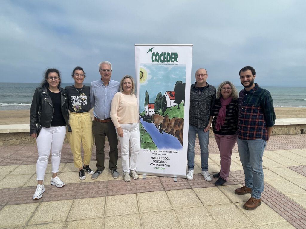 Fotografía de la junta directiva reunida