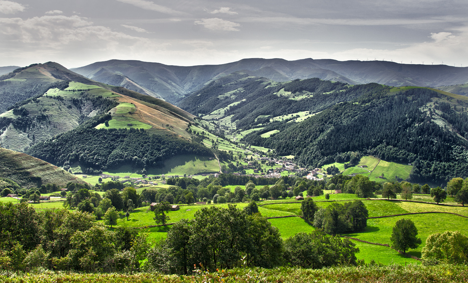 Paisaje montañoso con pequeñas zonas rurales al fondo