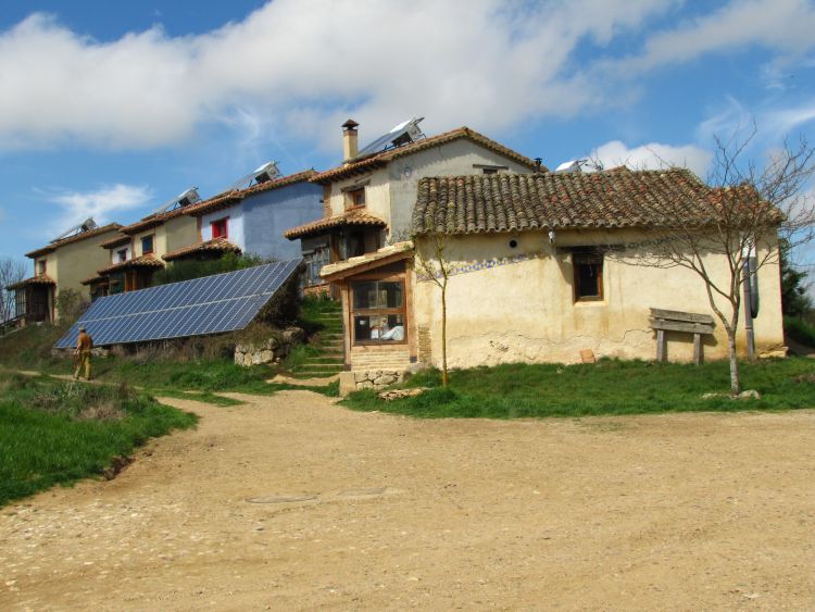 imagen de varias casa rurales antiguas