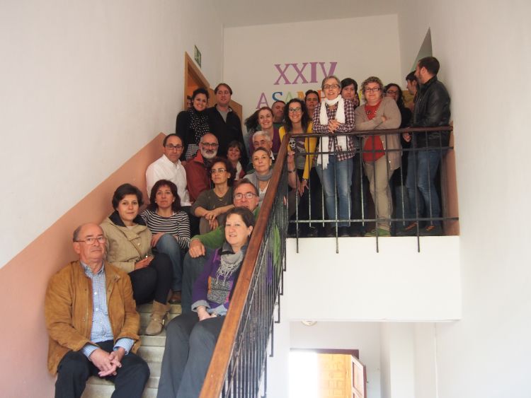 Foto de las personas asistentes a la asamblea de coceder colocadas en los peldaños de una escalera 