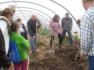 Grupo de personas realizando actividades en un vivero