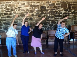 Mujeres mayores realizando ejercicios de gimnasia