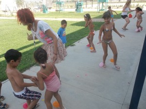 Grupo de niños con una monitora en una piscina