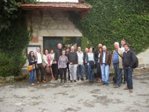 grupo de personas posando delante de una casa rural