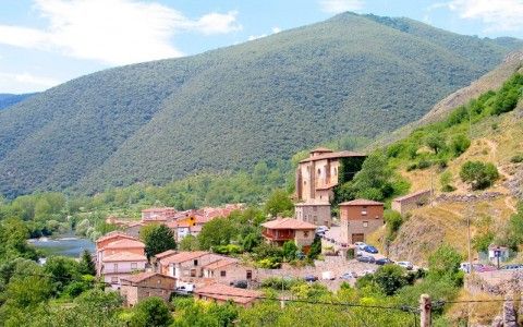 Foto de una zona rural con vistas a  unas casas entre las montañas