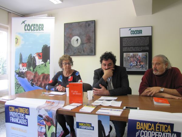 Tres personas en una mesa presentado El nuevo libro del presidente de FIARE Banca Ética, Ugo Biggeri