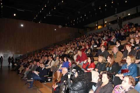 Salón lleno de personas sentadas 