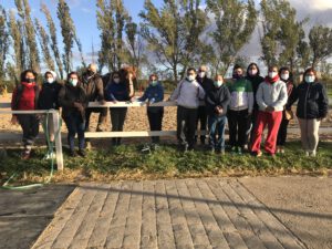 Grupo de personas en el campo