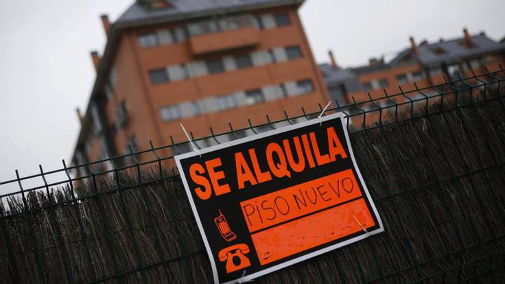 Foto de un edificio con un cartel de Se alquila piso nuevo