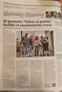 Portada del periódico la región con foto de una familia asentada