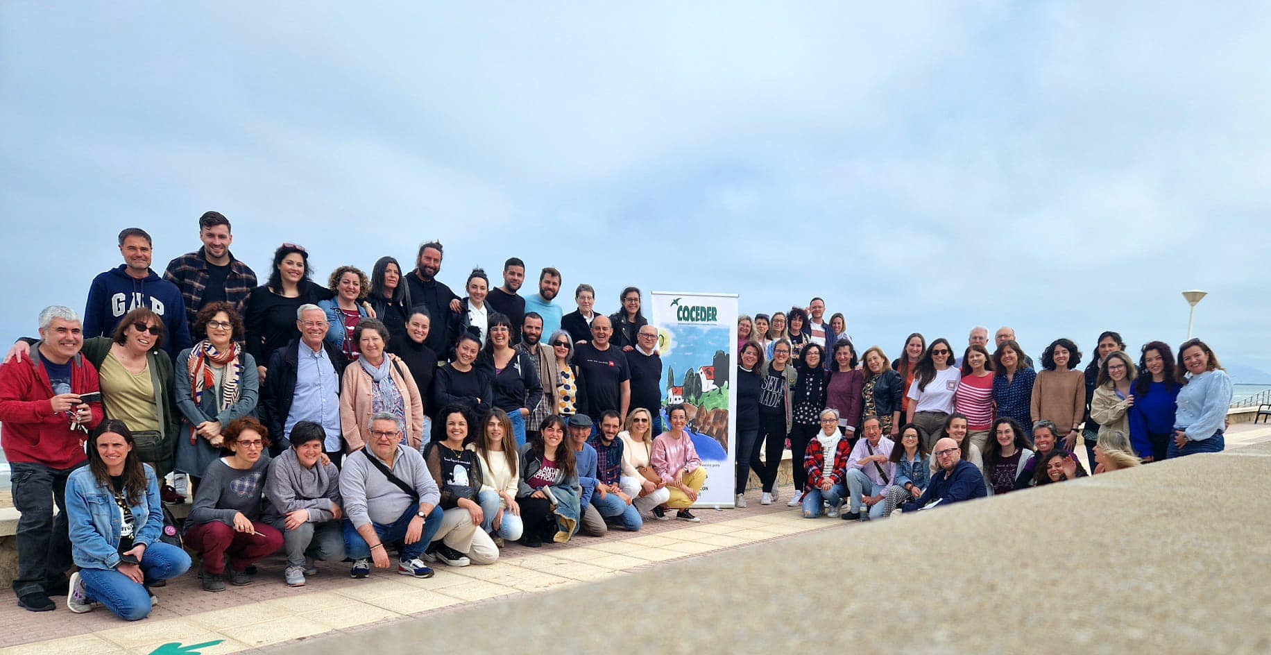 Foto posando de un gran grupo de personas de Coceder en Piles