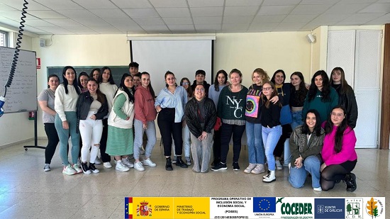 Foto de grupo de personas jóvenes en un aula