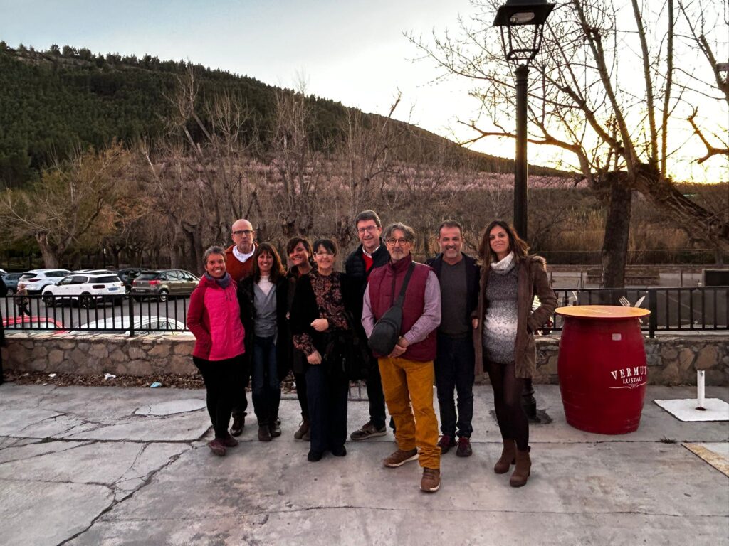 Foto de equipo del Centro de Desarrollo Rural Palancia Mijares en una terraza con un fondo de montaña