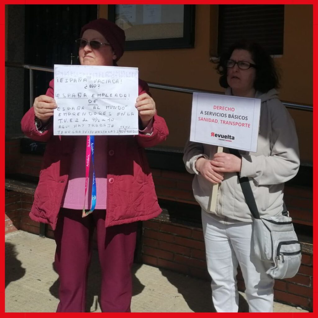 Dos mujeres mostrando unas pancartas reivindicando los derechos 