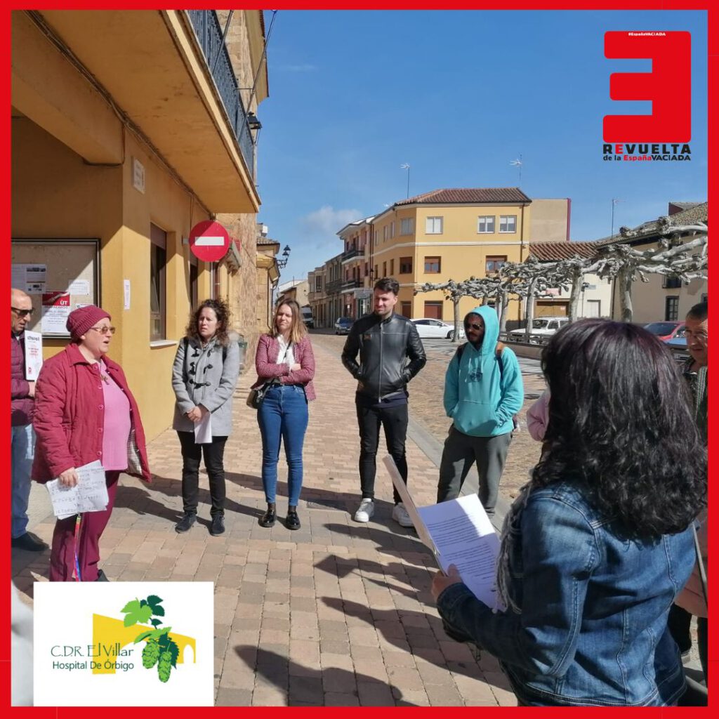 Grupo de personas en la calle en círculo, leyendo un comunicado