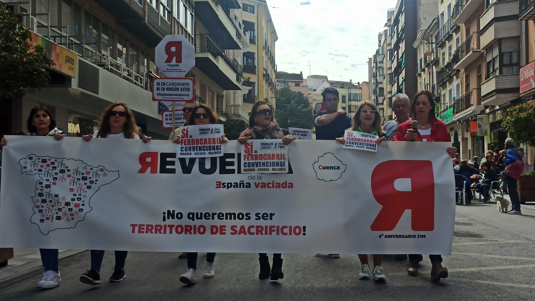 Grupo de personas sujetando la pancarta de La Revuelta de la España vaciada, manifestándose en una calle