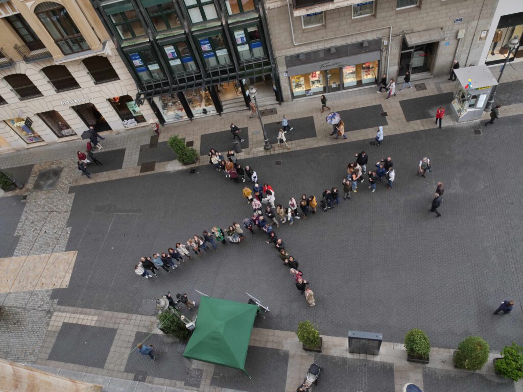 Foto de la  «X Solidaria» humana en la calle