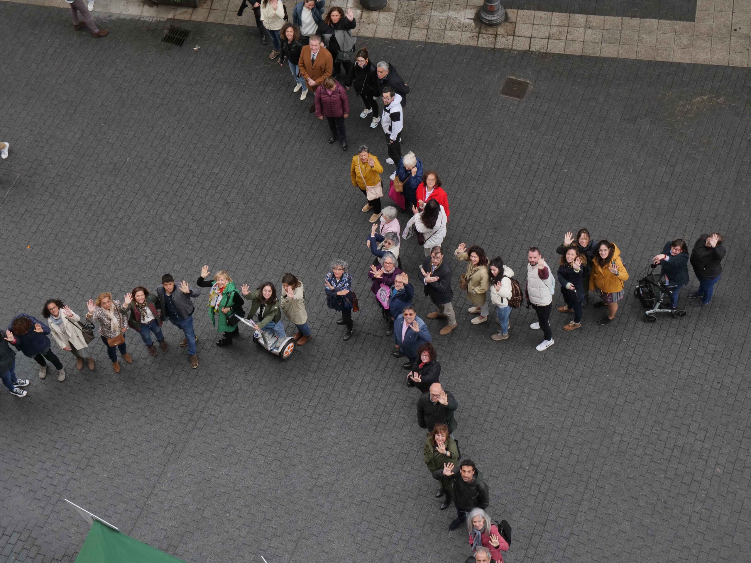 Foto de la  «X Solidaria» humana en la calle