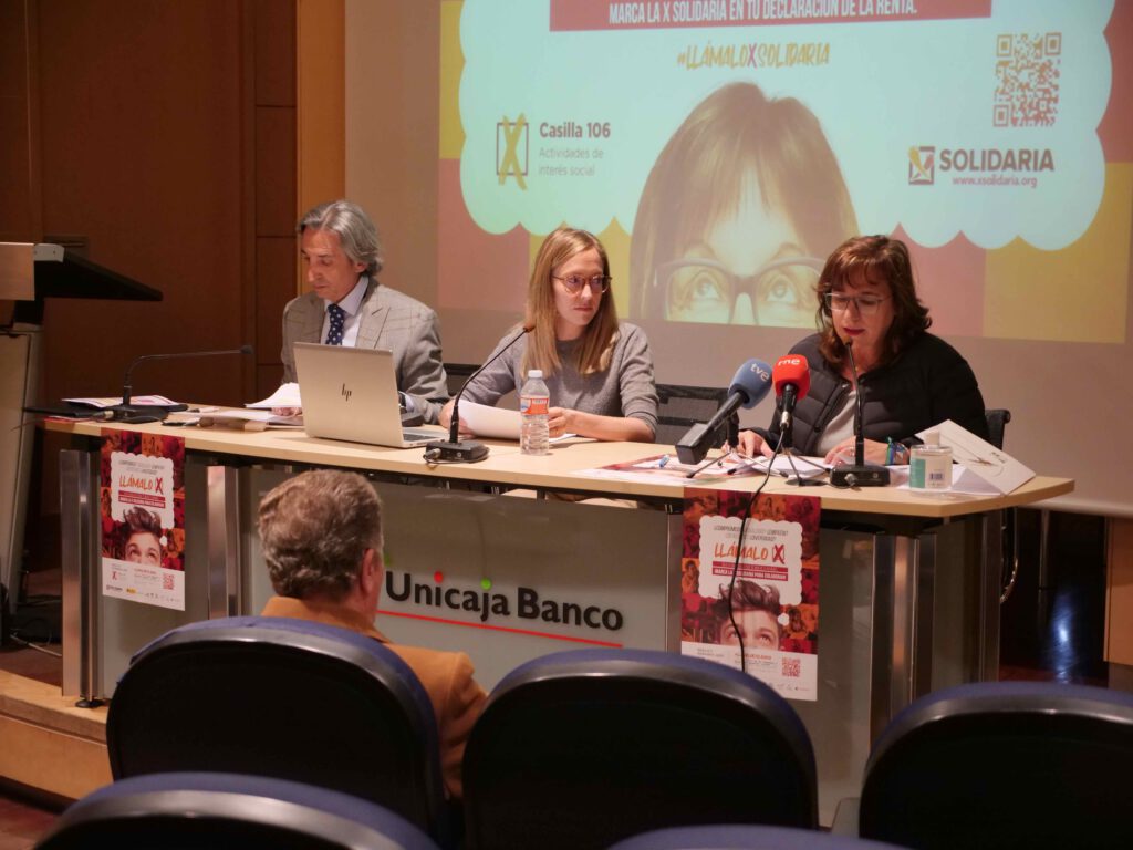 Foto de la personas presentando la campaña de la X solidaria