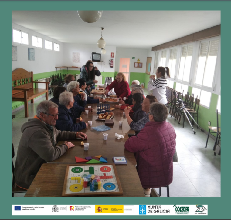 Sala con un grupo de personas mayores realizando juegos de mesa